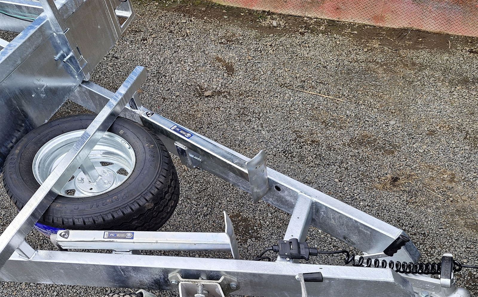 Flat-deck trailer suspension and drawbar detail